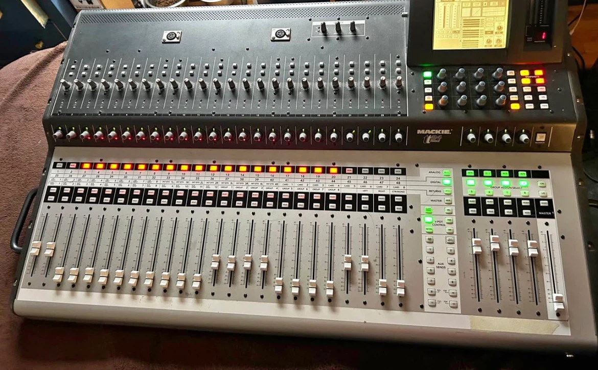 Mackie 1124 Analog Digital Console - photo 3