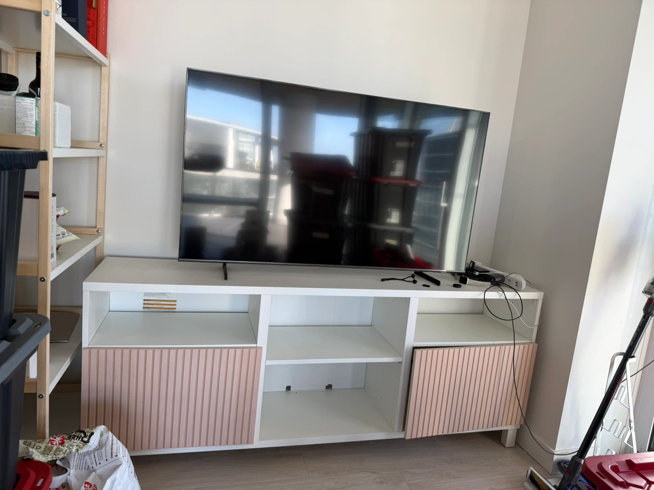 Samsung 55” smart tv + Unit