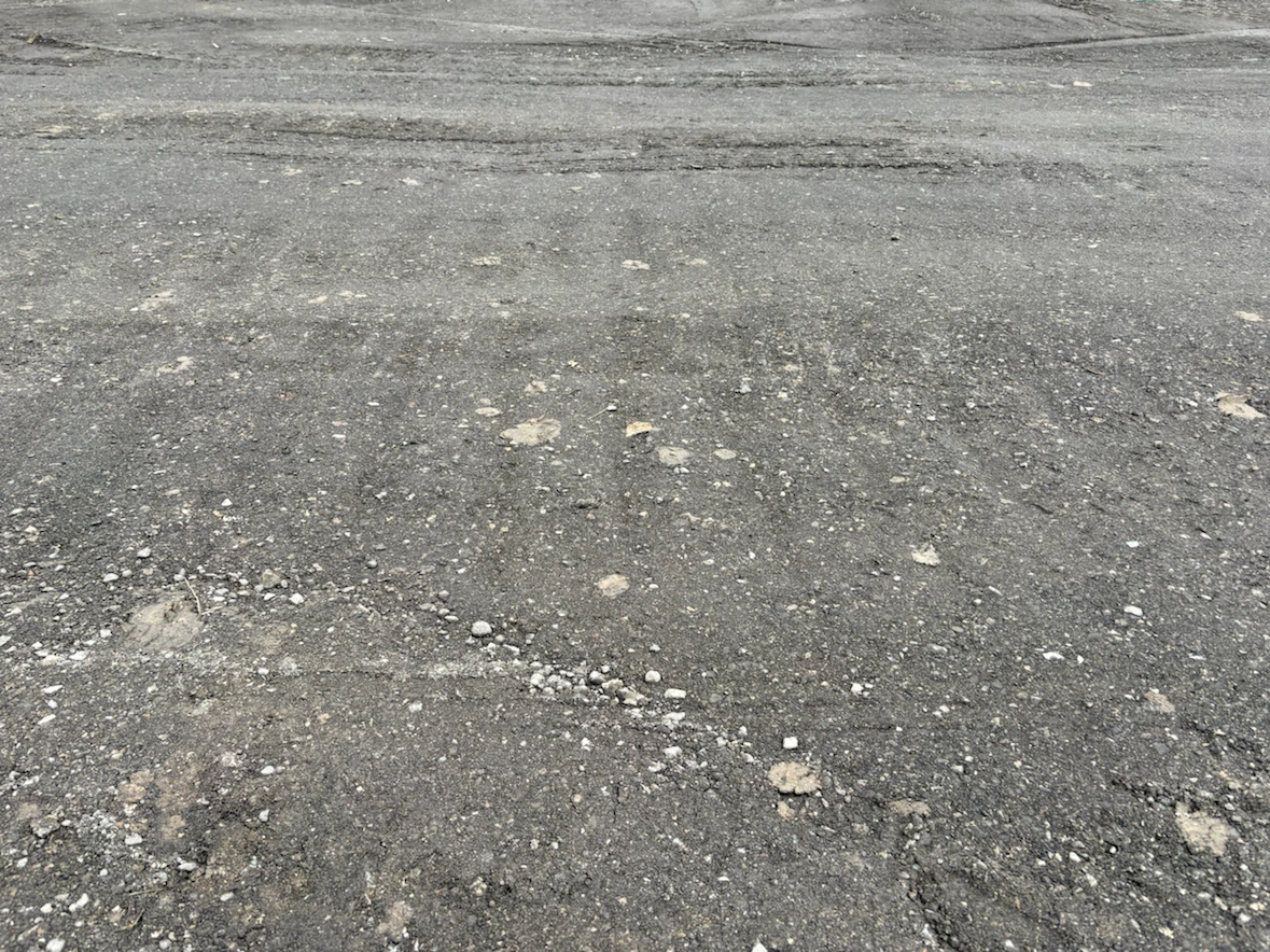 15 Truck parking spots, shop and the office available.