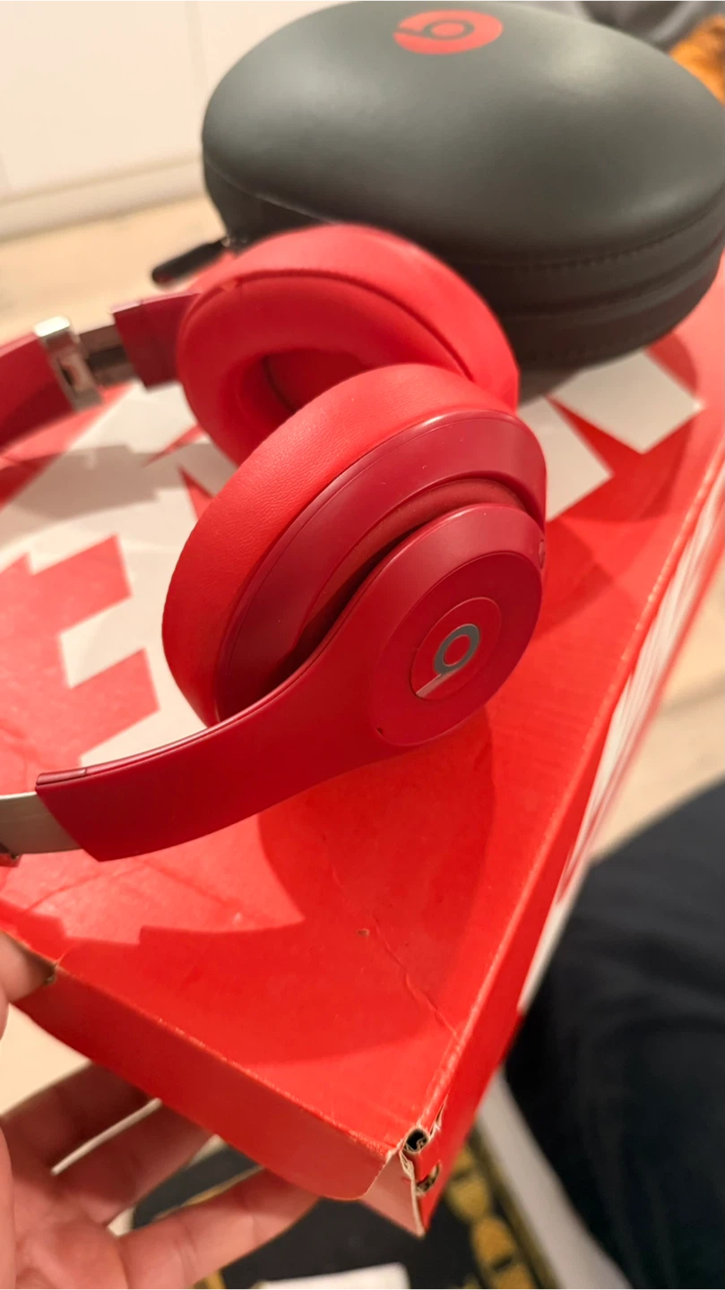 Beats Studio 3 Wireless Headphones - Red