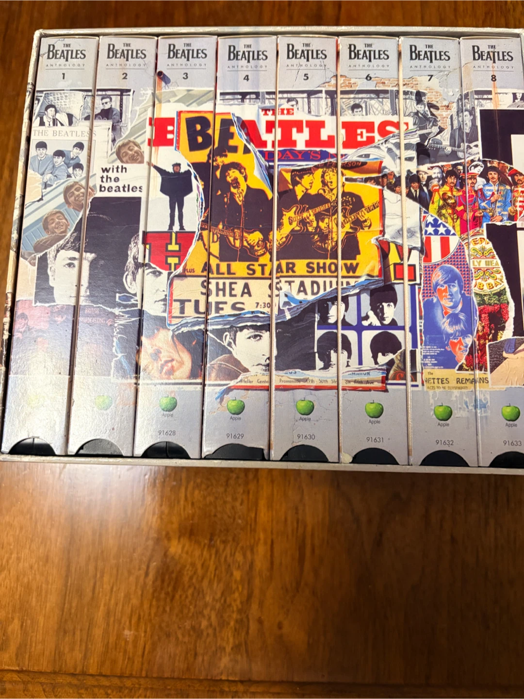 The Beatles Anthology VHS Box Set - photo 2