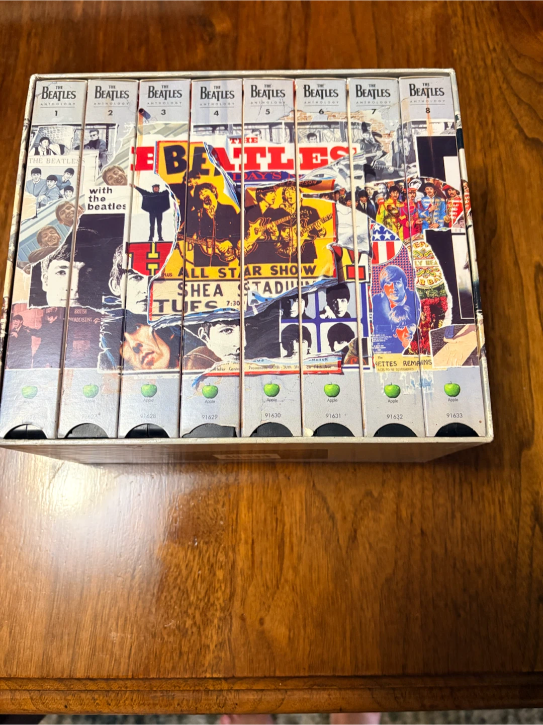 The Beatles Anthology VHS Box Set - photo 3