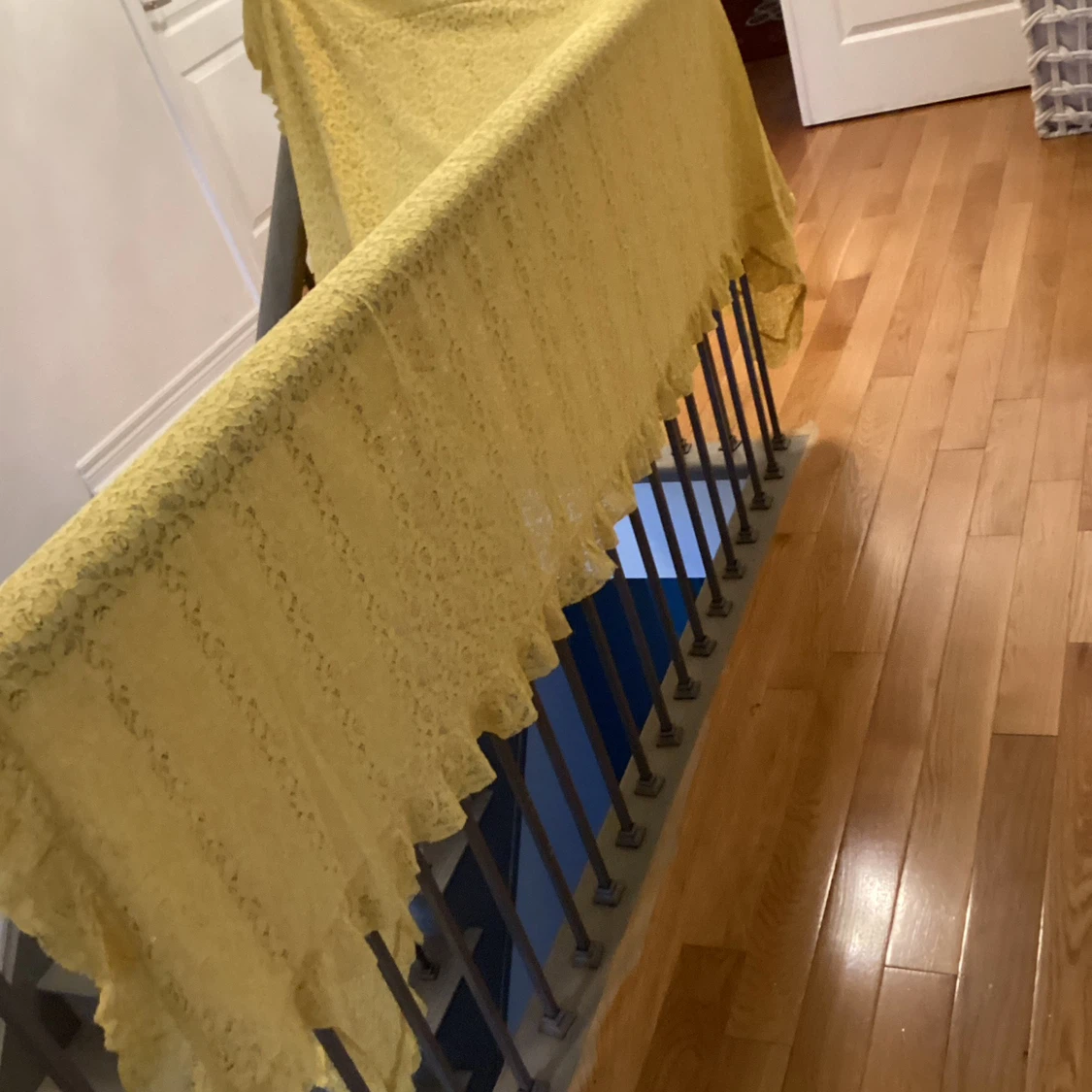 Yellow Lace Tablecloth - photo 3