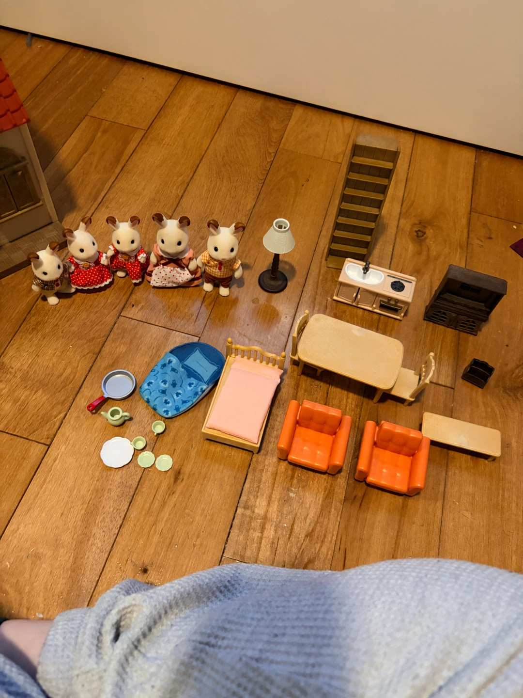 Sylvanian Little Critters, House with Figures and Furniture - photo 3