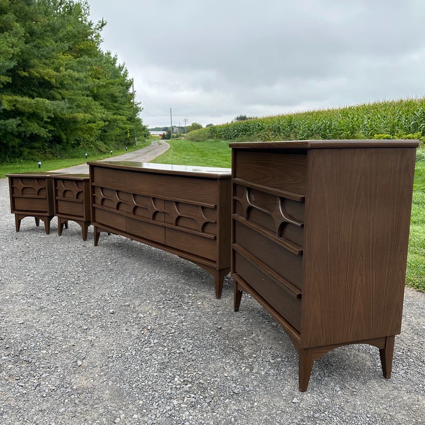 Vintage MCM Walnut Bedroom Set (CAN DELIVER) - photo 2