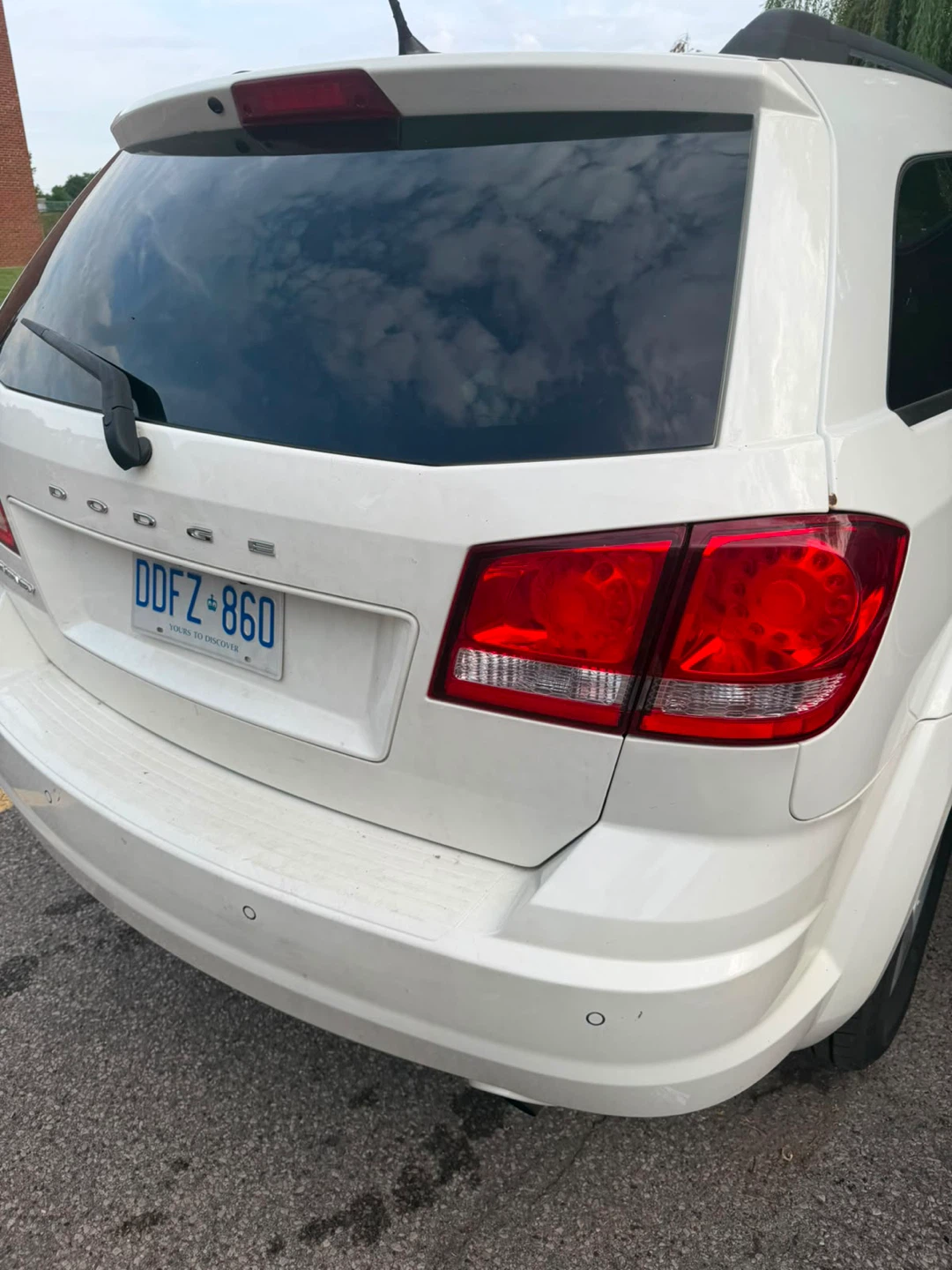 White Dodge Journey SUV - photo 4