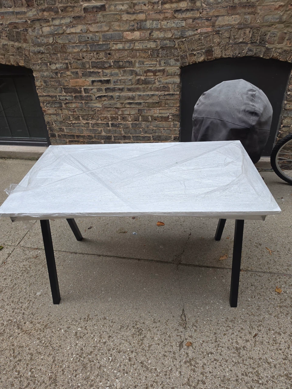 White Top Table/deak with Black Legs