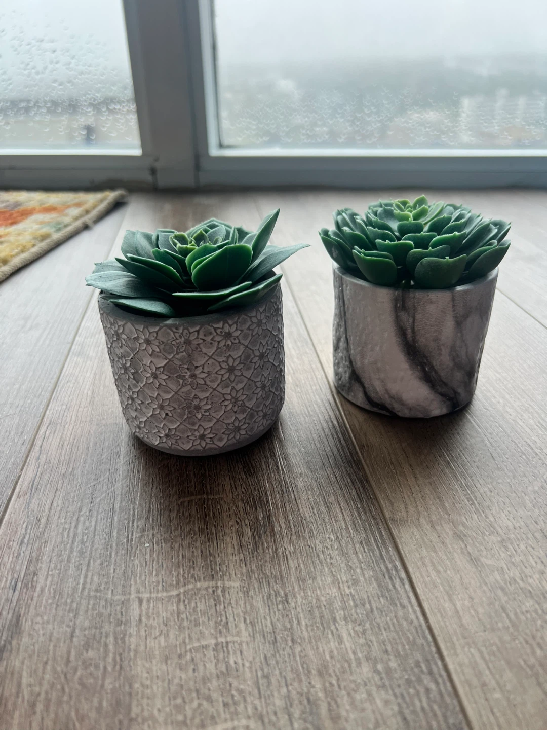 2 mini planters (with optional fake cacti) - photo 2