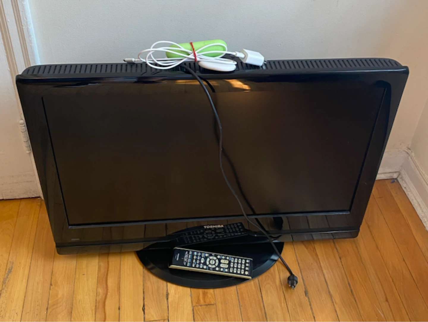 32" Toshiba LCD TV with Chromecast & Remote
