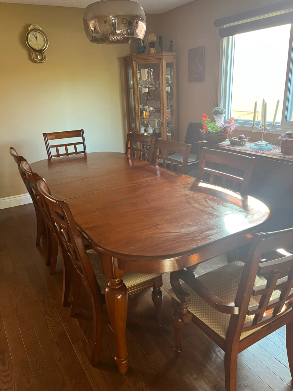 8 seater dining table, 8 chairs and matching hutch - photo 2