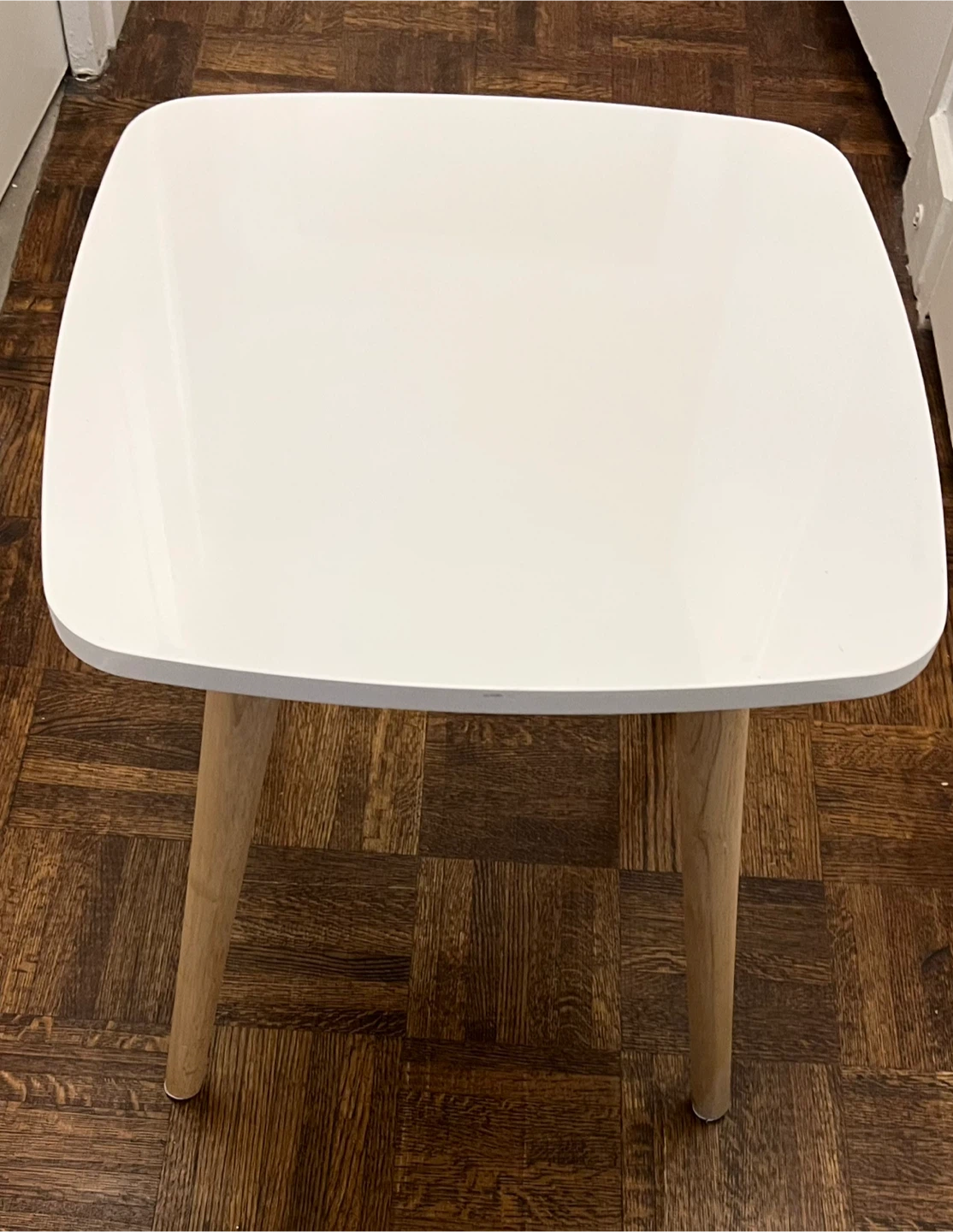 White side table with wooden legs
