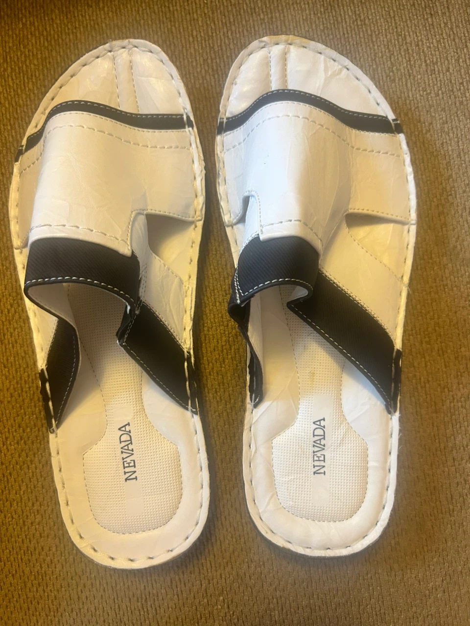 NEVADA White and Black Sandals Size 9