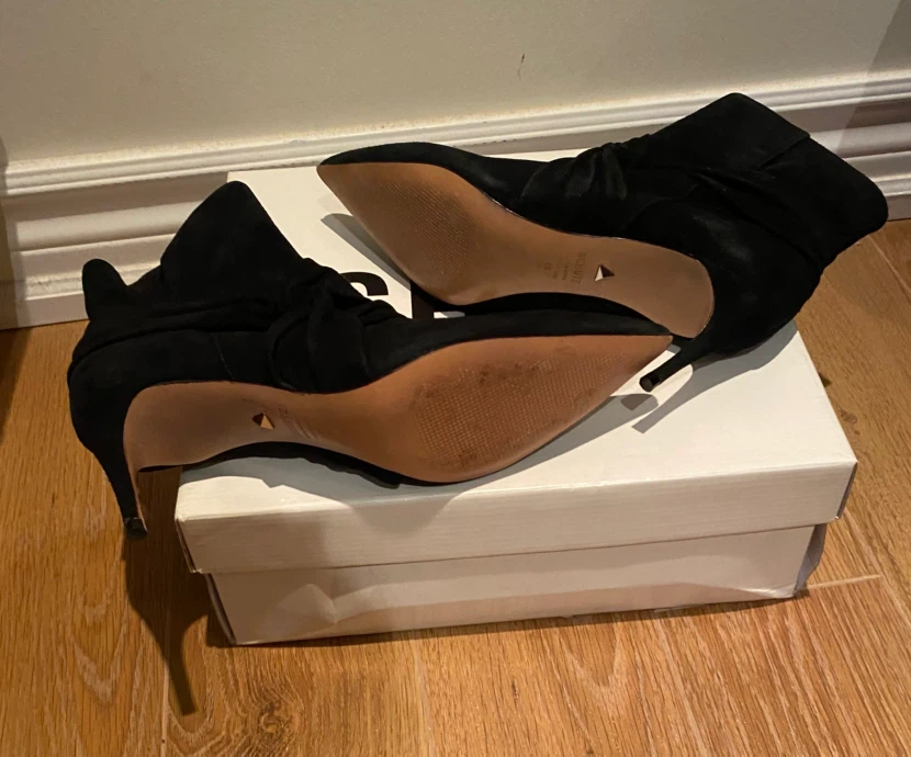 Schutz black suede ankle boots - photo 4