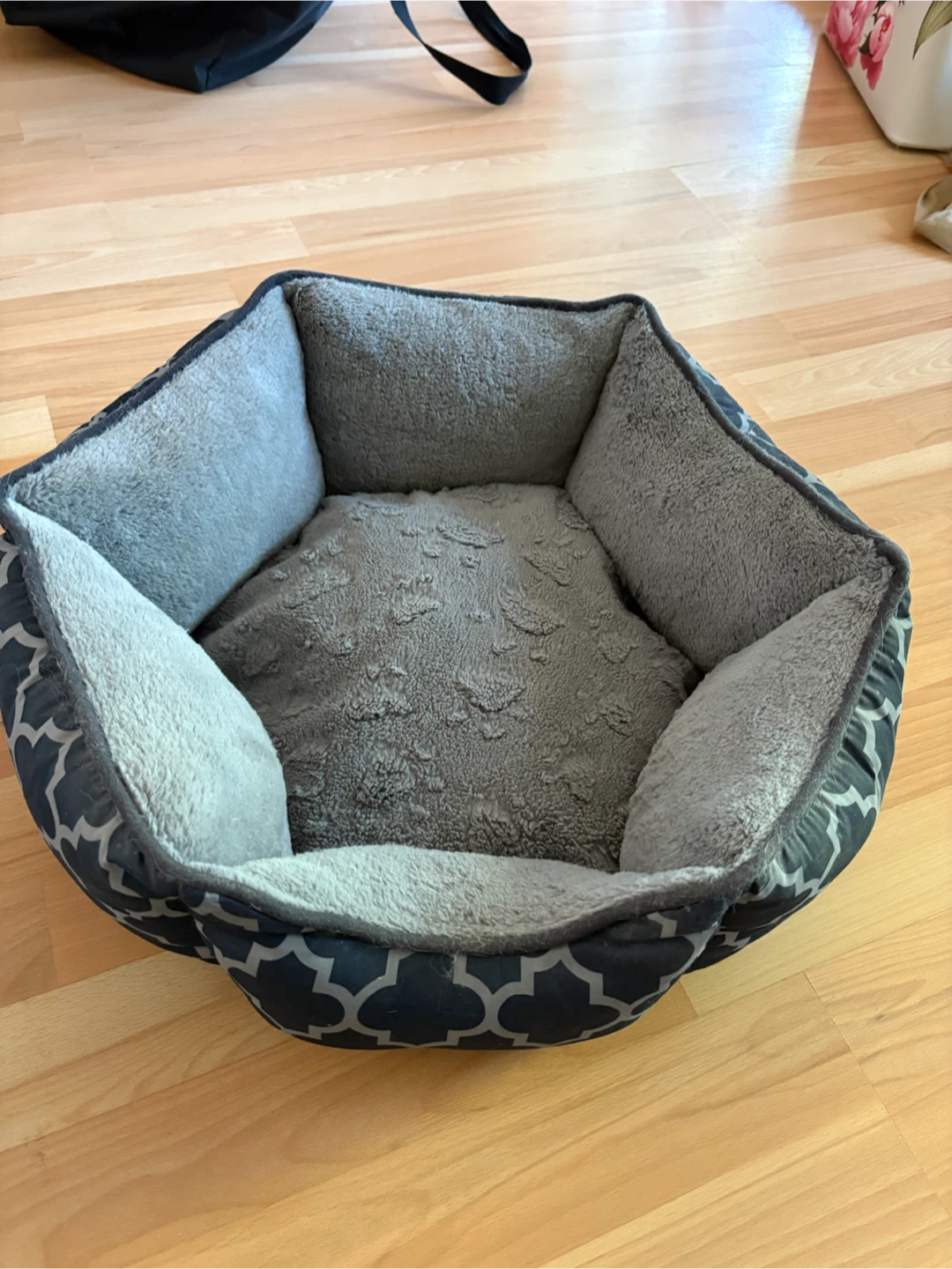 Small Dog or Cat Bed 16” diameter  $5 firm - photo 3