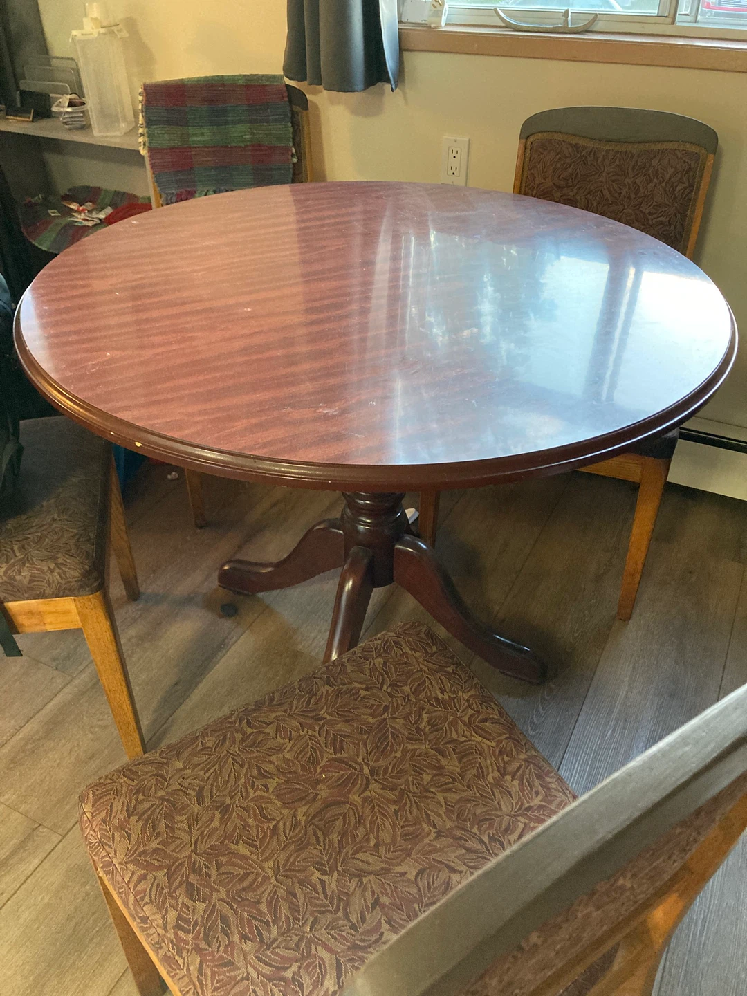 $250 BEAUTIFUL 42” ROUND TABLE W. FOUR RECENTLY SHAMPOOED CHAIRS