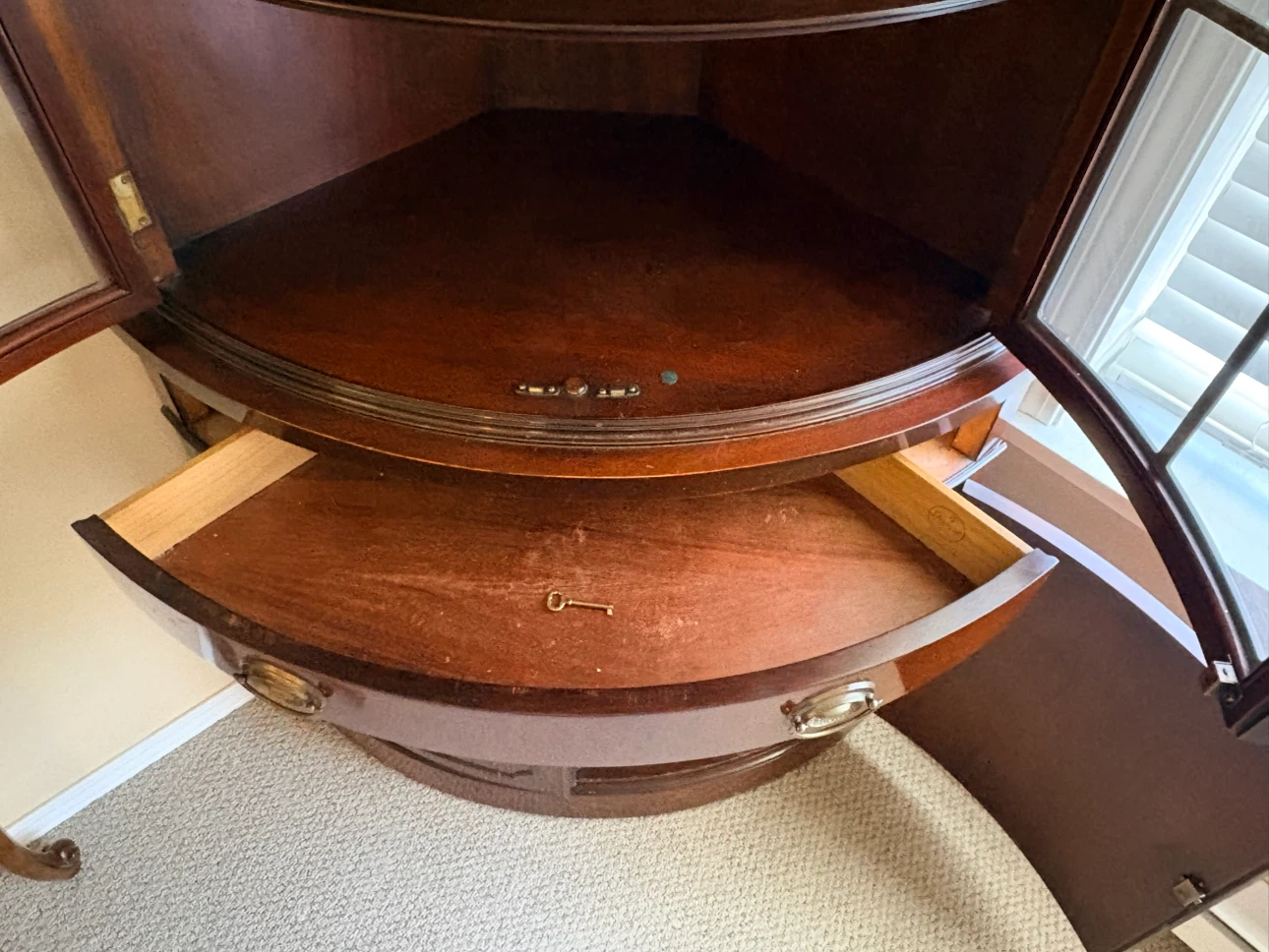 Gorgeous vintage corner curio cabinet - photo 4