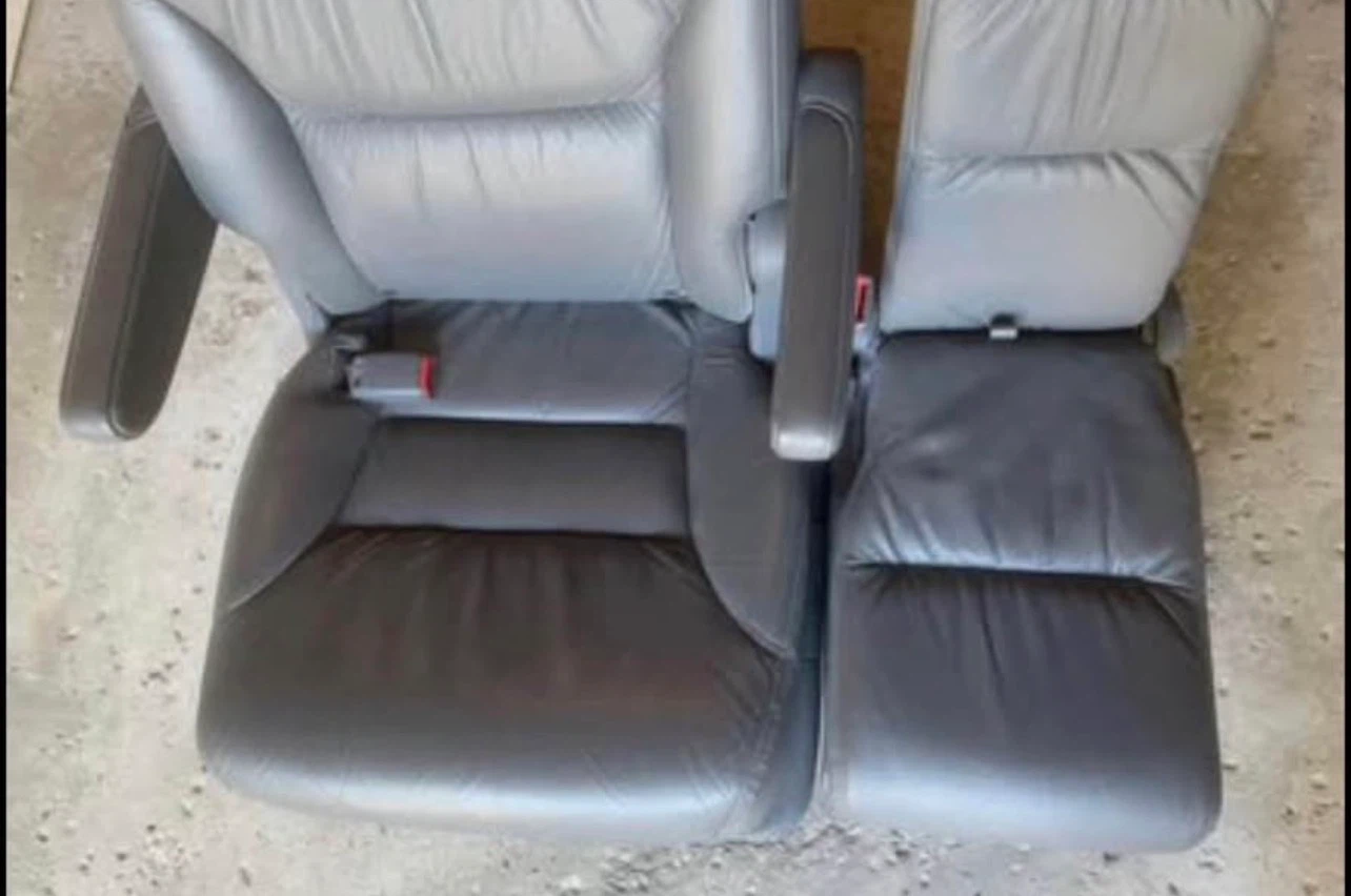 2005–2010 Honda Odyssey OEM 2nd Row Leather Seats – Pair - photo 2
