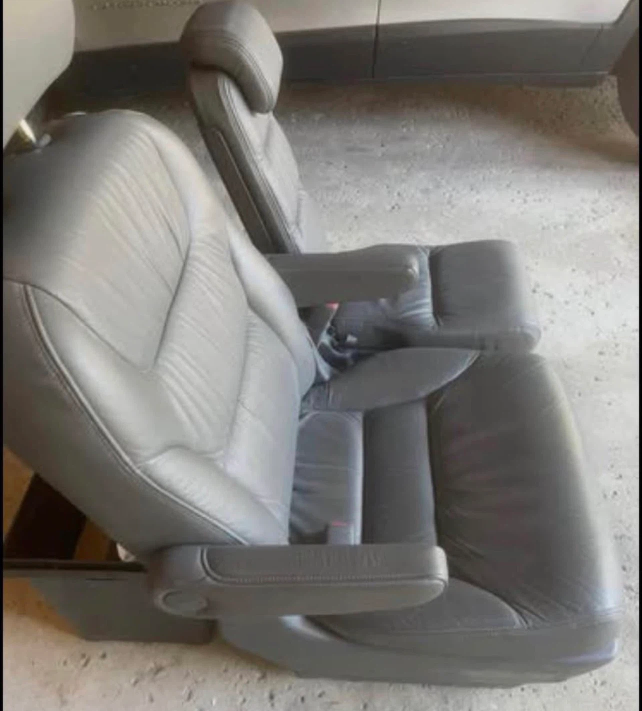 2005–2010 Honda Odyssey OEM 2nd Row Leather Seats – Pair - photo 3