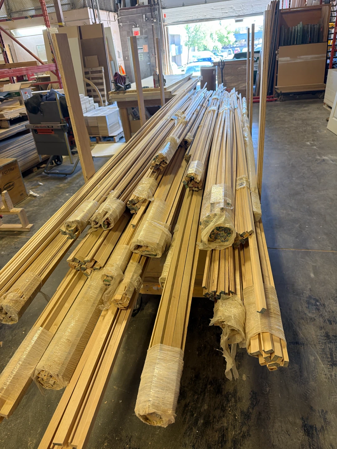 Various Oak/Maple/Cherry wood trim molding bundles - photo 2