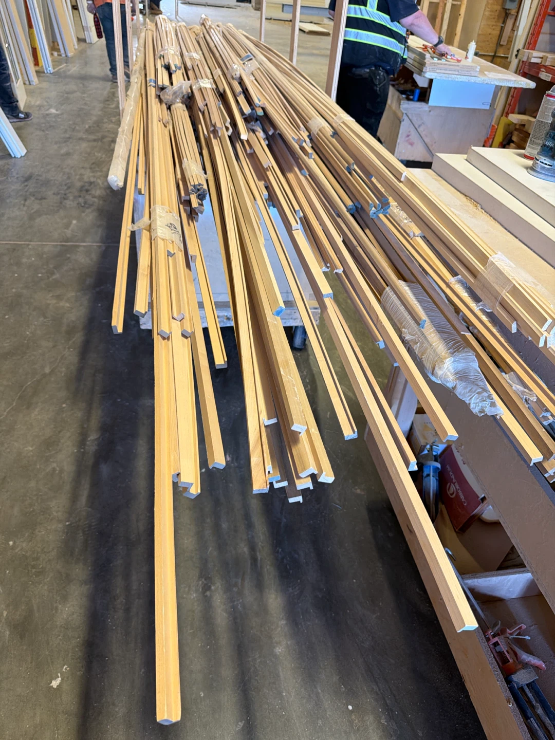 Various Oak/Maple/Cherry wood trim molding bundles - photo 4