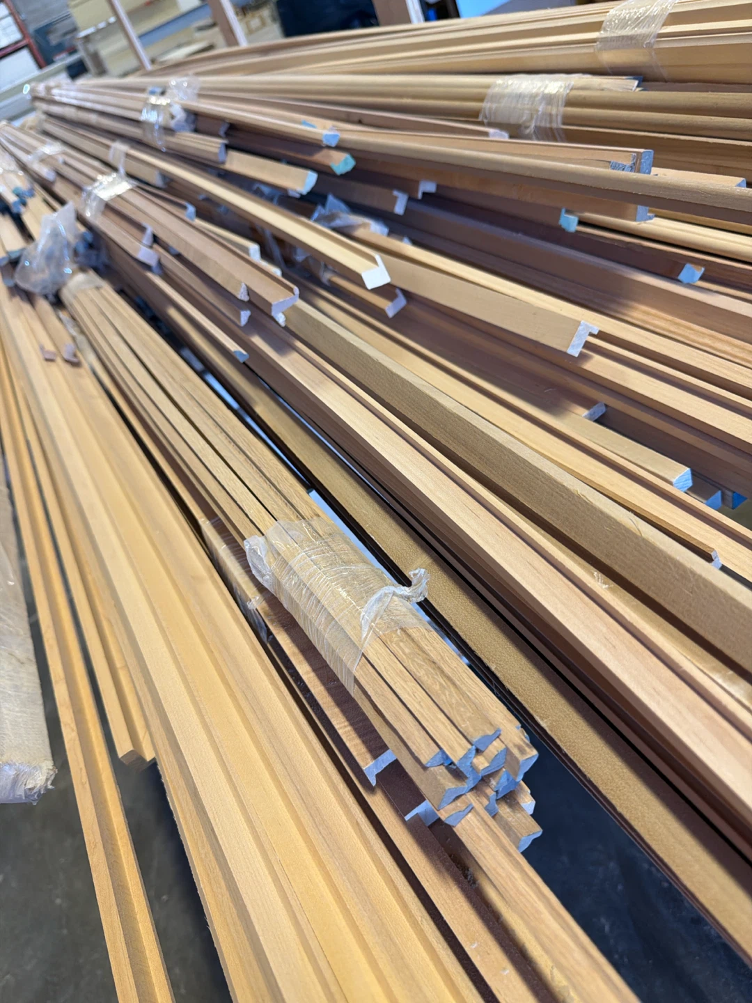Various Oak/Maple/Cherry wood trim molding bundles - photo 5