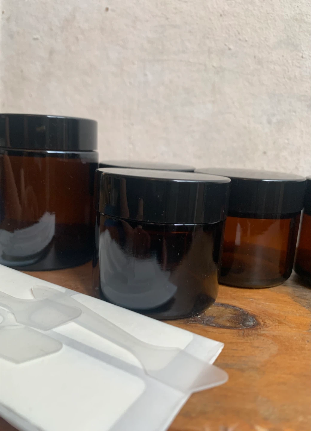 9x Amber Glass Jars with Black Lids - photo 2
