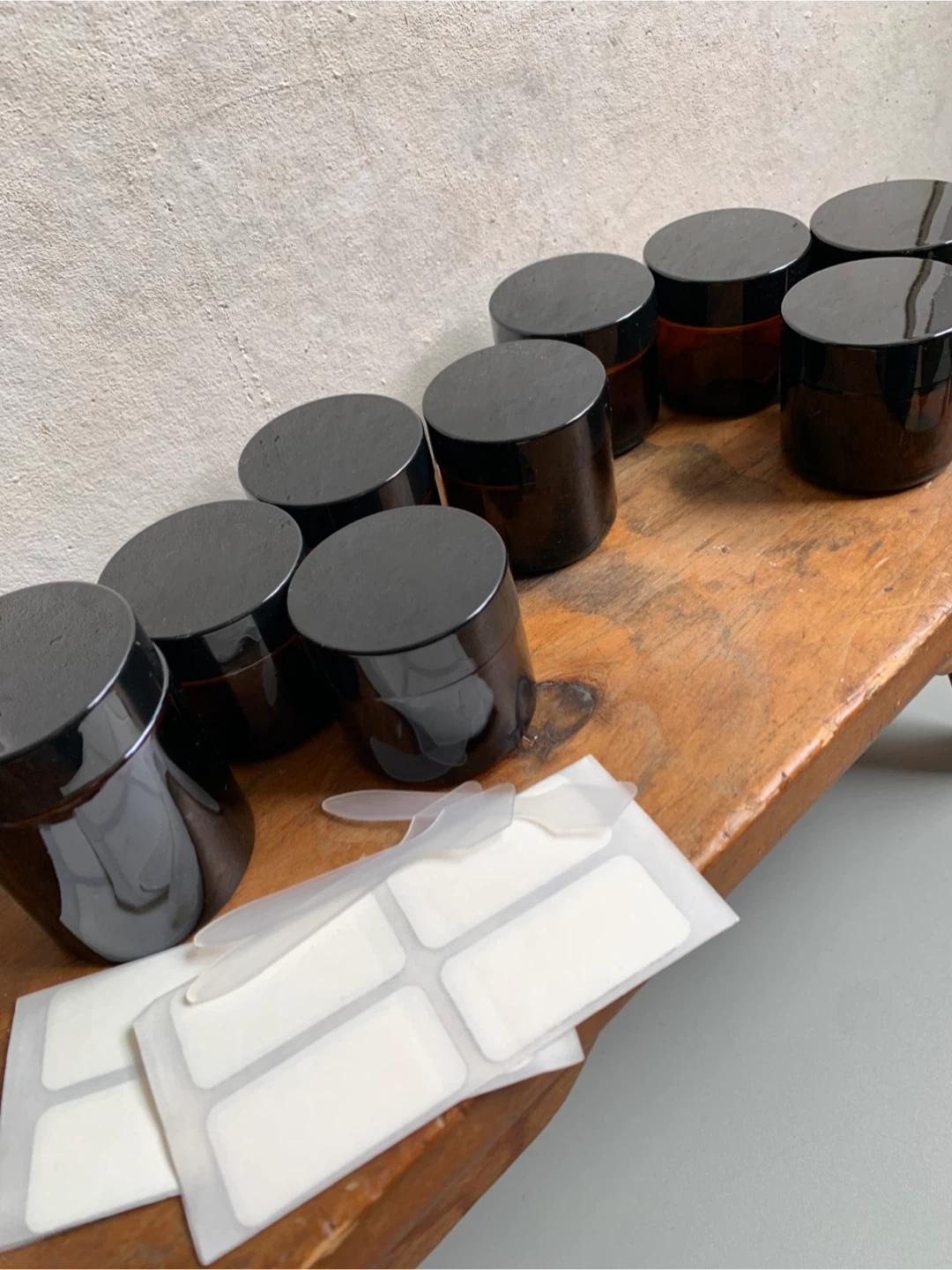 9x Amber Glass Jars with Black Lids - photo 3