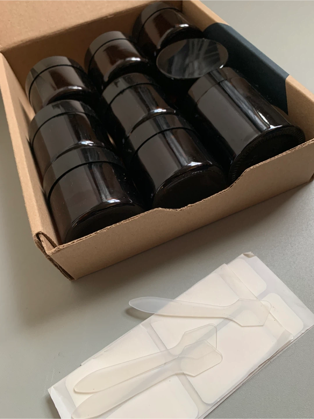 9x Amber Glass Jars with Black Lids - photo 5