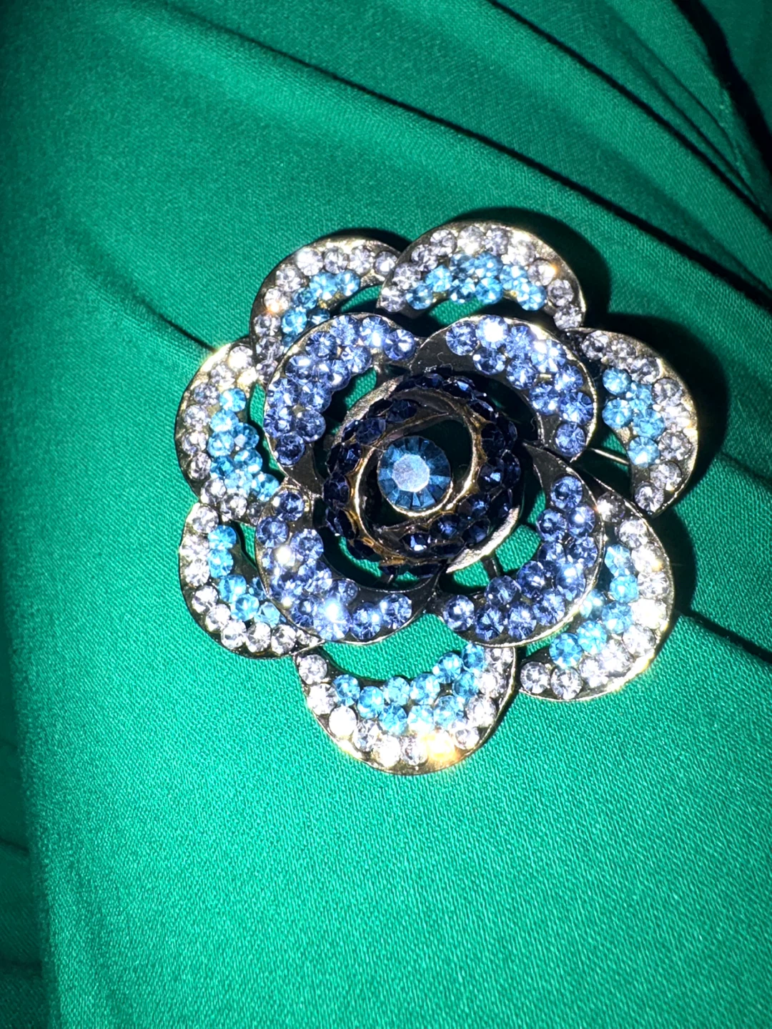 Blue vintage brooch with crystals/rhinestones