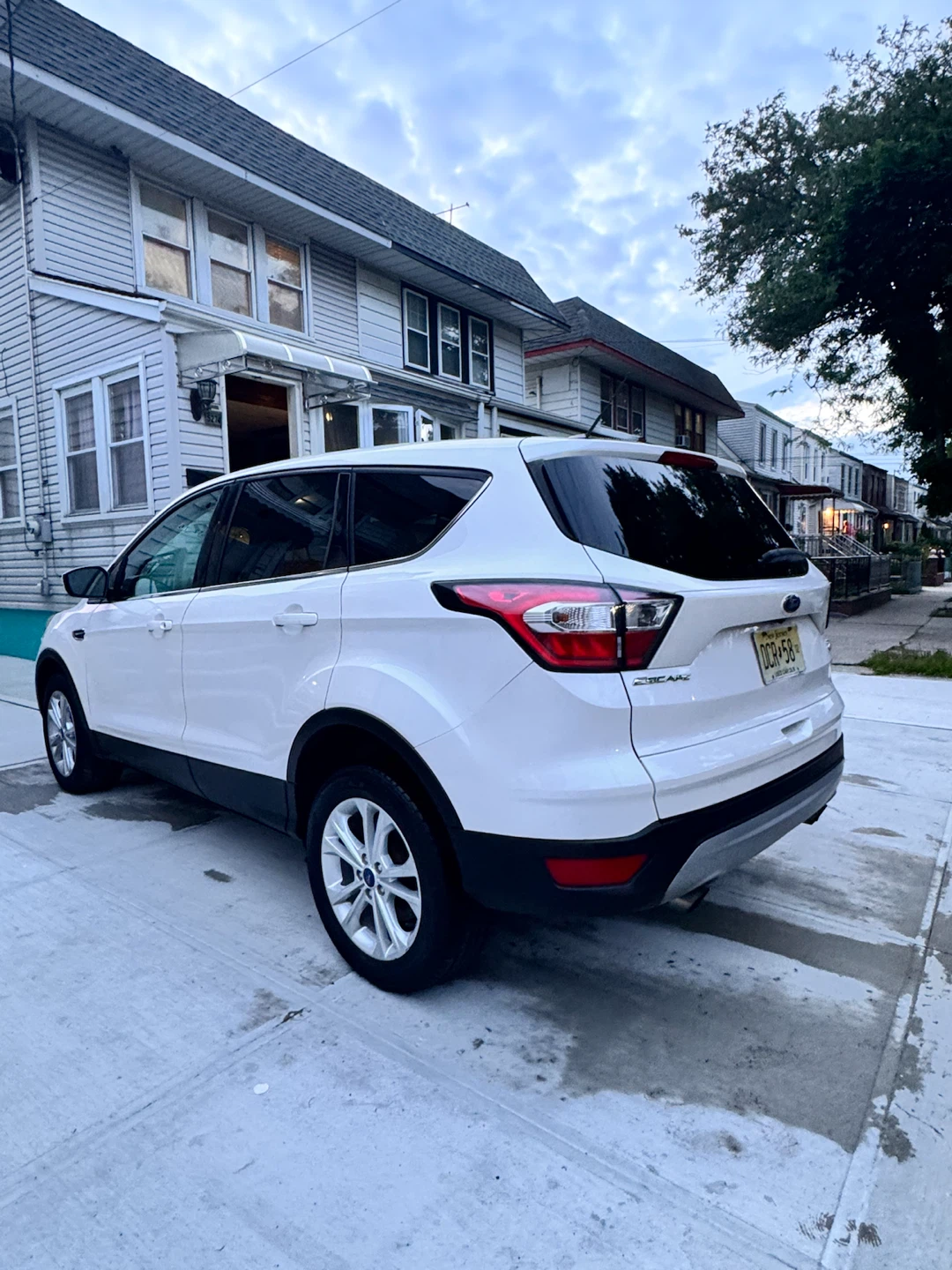 White Ford Escape SUV - photo 4