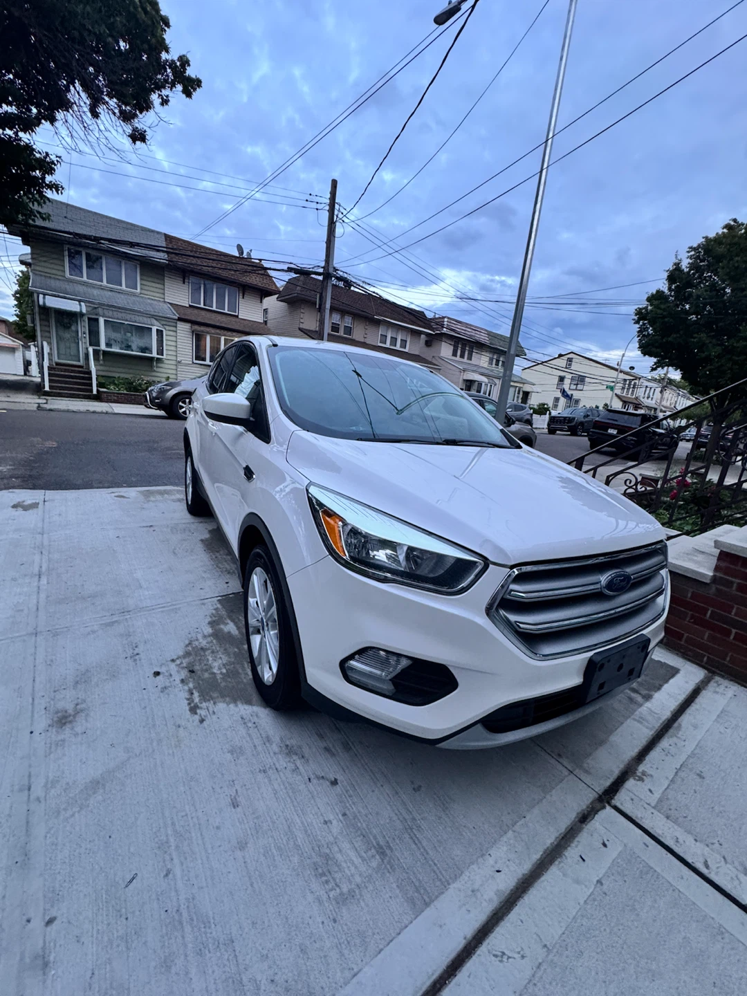 White Ford Escape SUV - photo 5