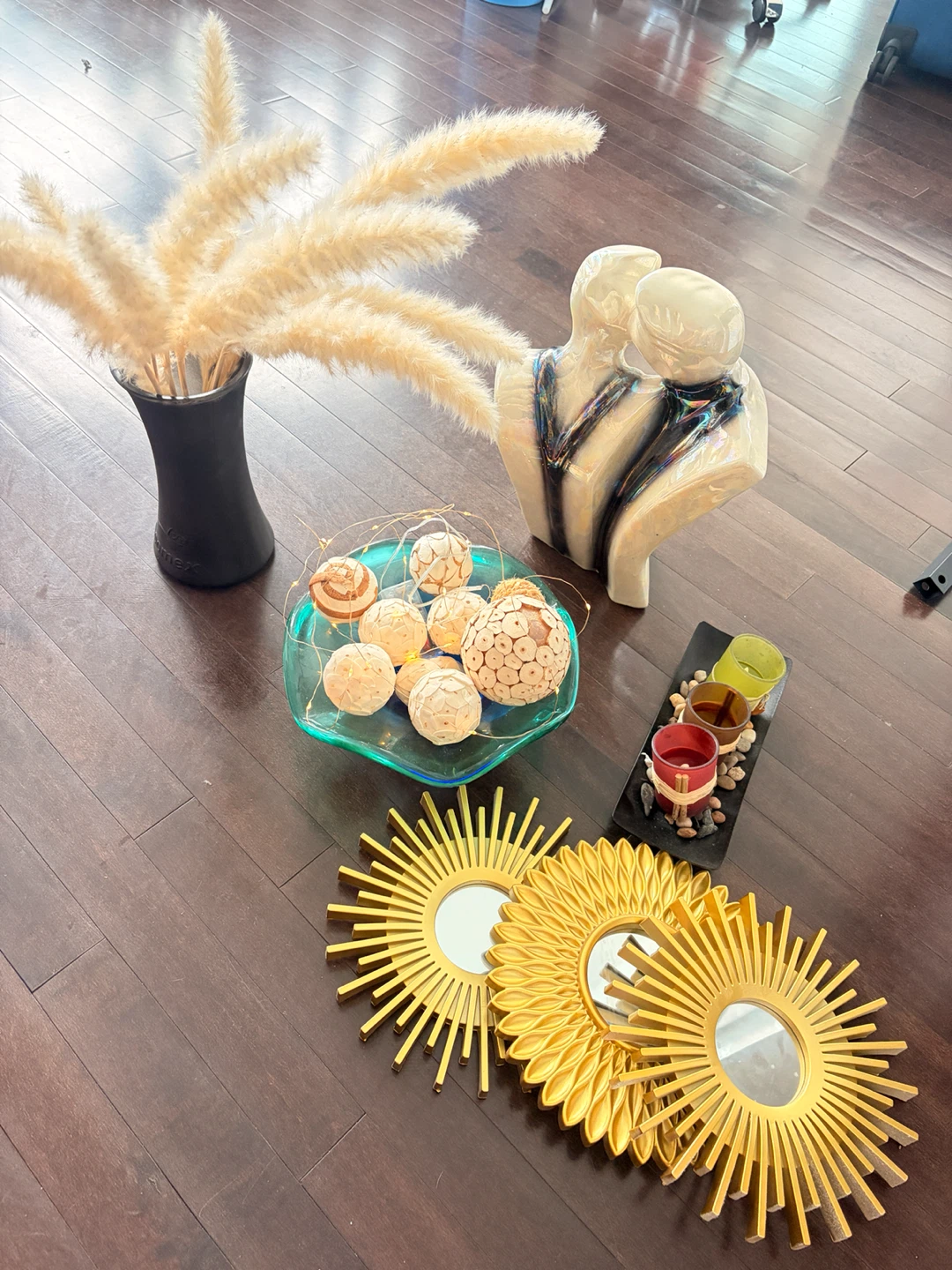 Miscellaneous decor items