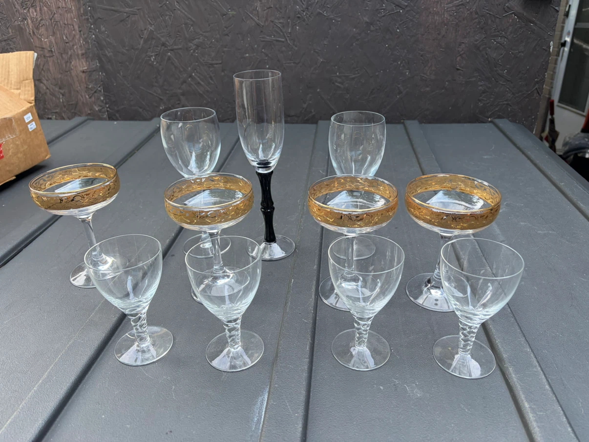 4 Vintage Gold Rimmed Cocktail Glasses + 7 wine glasses - photo 2