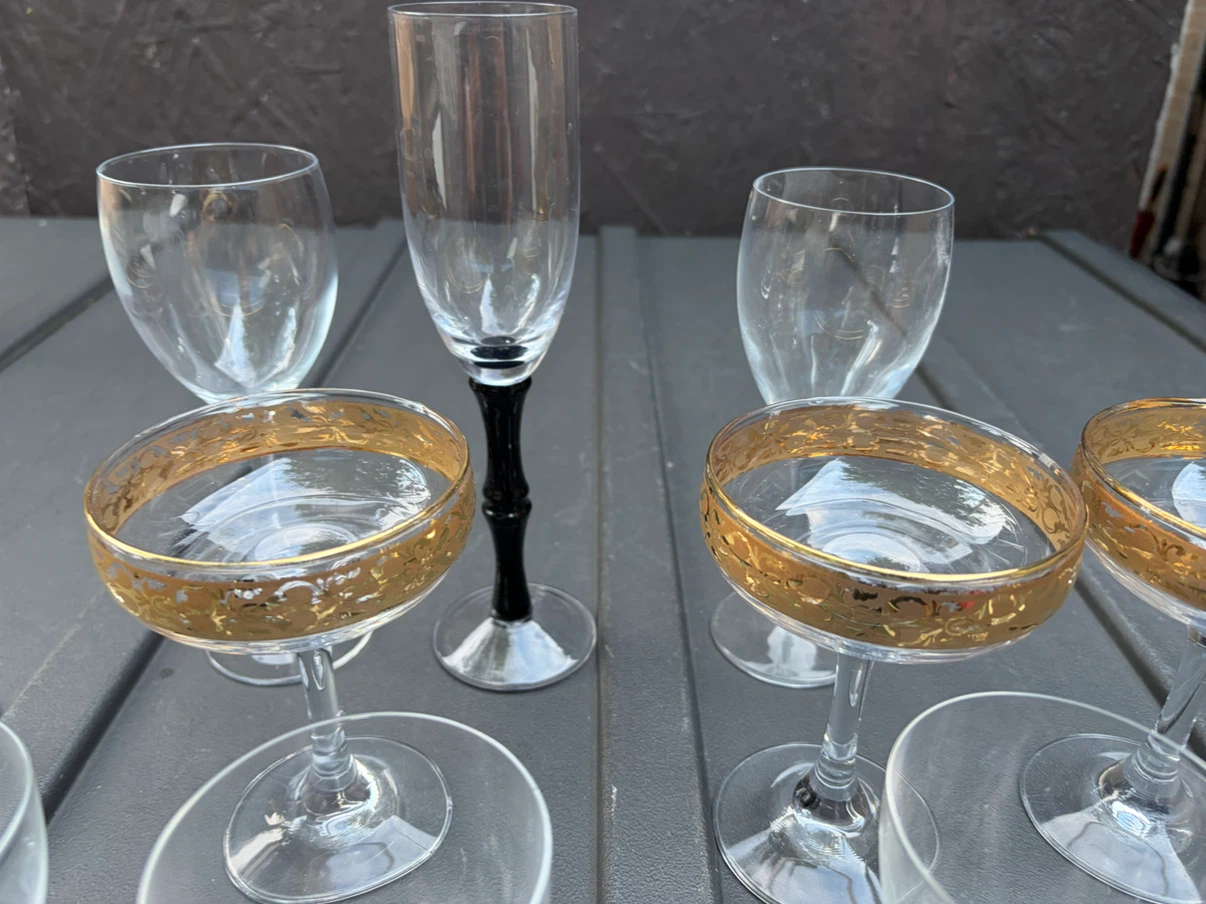 4 Vintage Gold Rimmed Cocktail Glasses + 7 wine glasses - photo 3