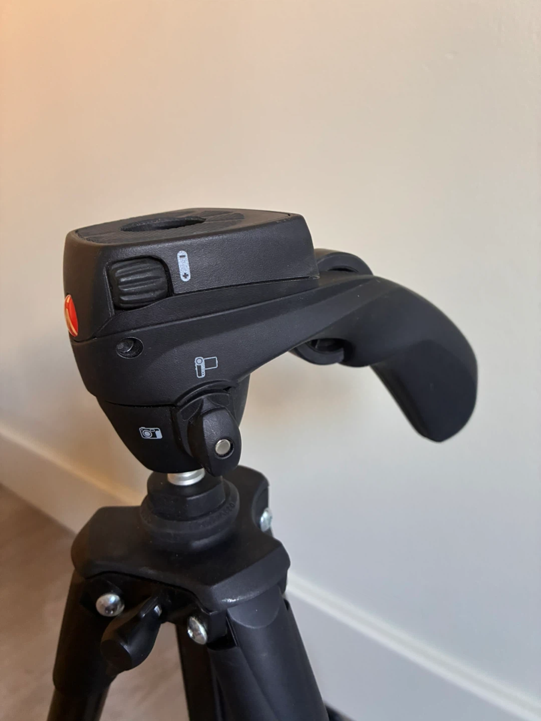 Manfrotto Compact Action Tripod - photo 4
