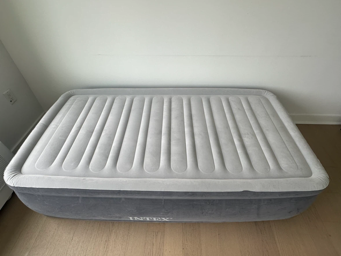 Intex 18" Twin Size Air Mattress with Built-in Pump - photo 3