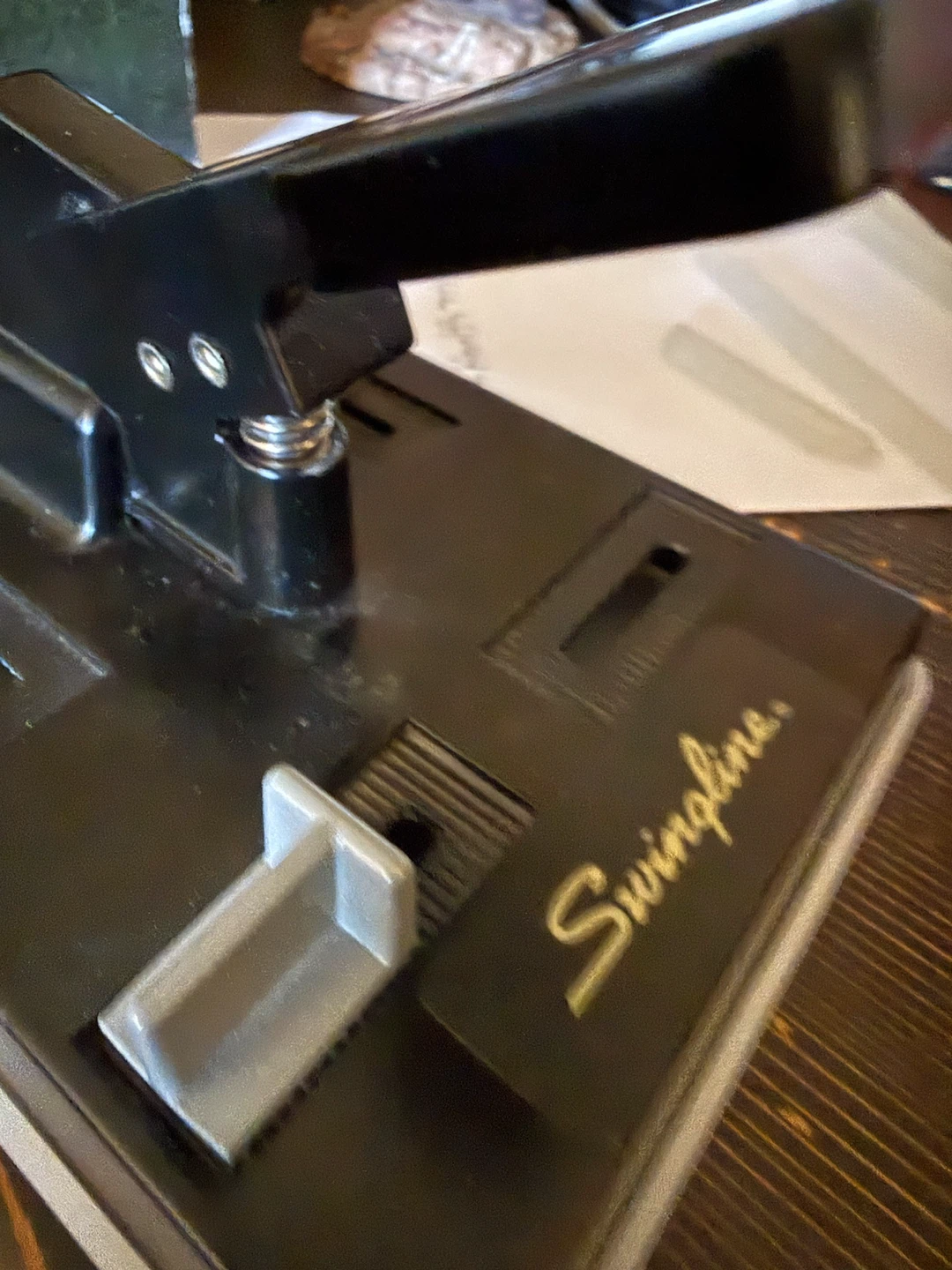 SWINGLINE SINGLE HOLE PUNCHER