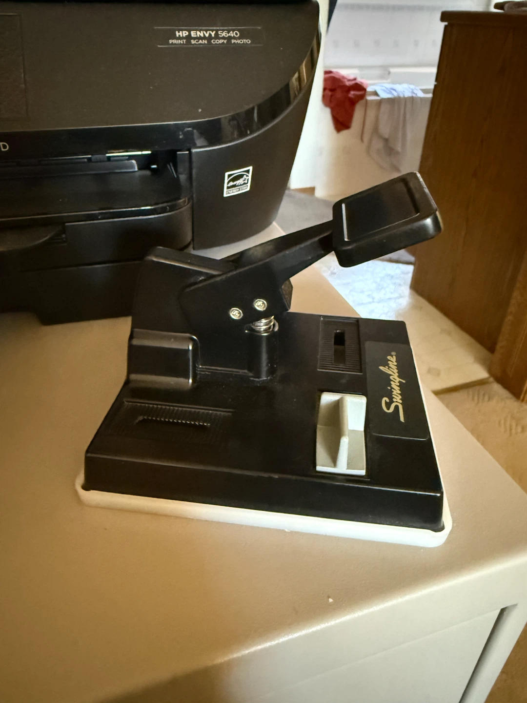 SWINGLINE SINGLE HOLE PUNCHER - photo 2