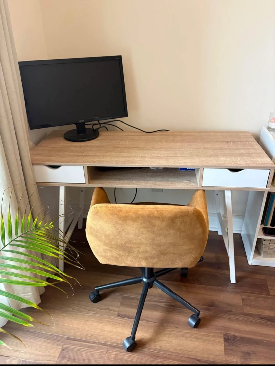 Modern Computer Desk with Storage – Great Condition