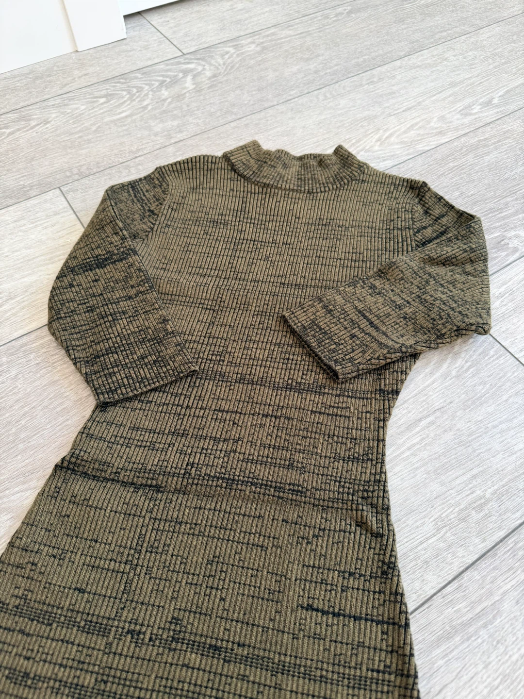 LU NYC BODYCON HIGH NECK KHAKI / BLACK RIBBED DRESS - photo 2