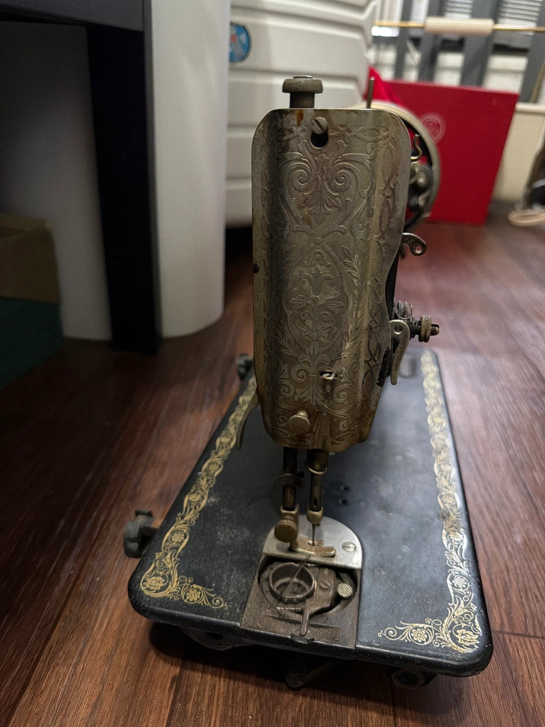 Singer sewing machine display - photo 2