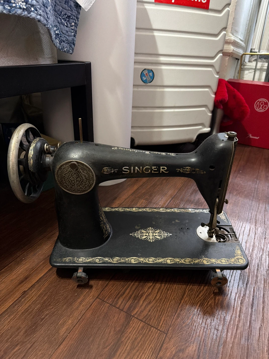 Singer sewing machine display - photo 3