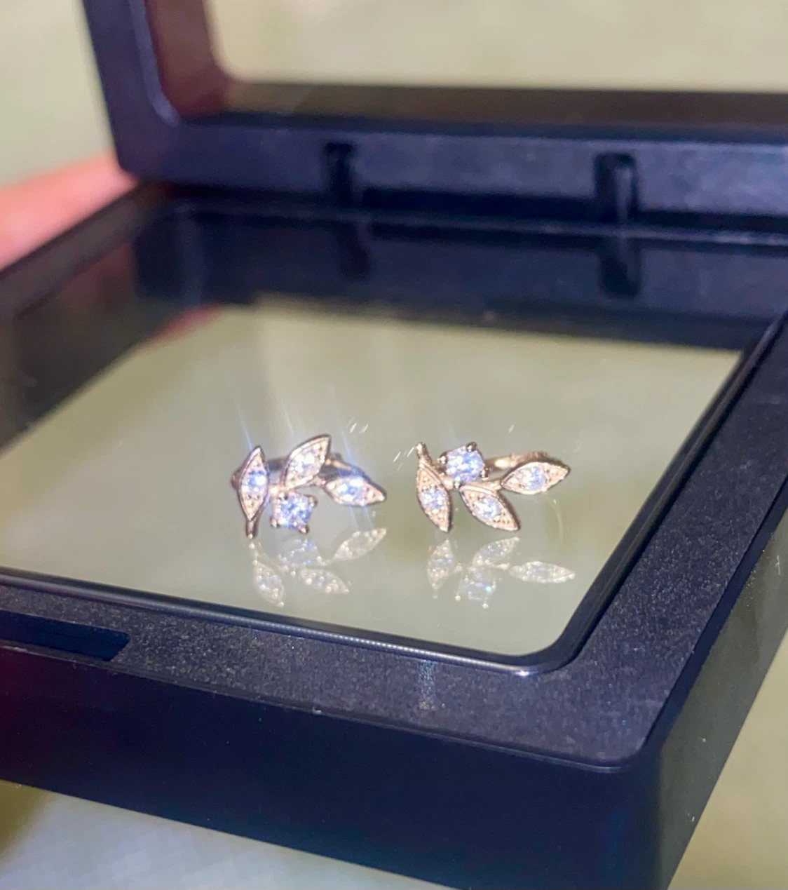 9K Gold  leaf design hoop earrings