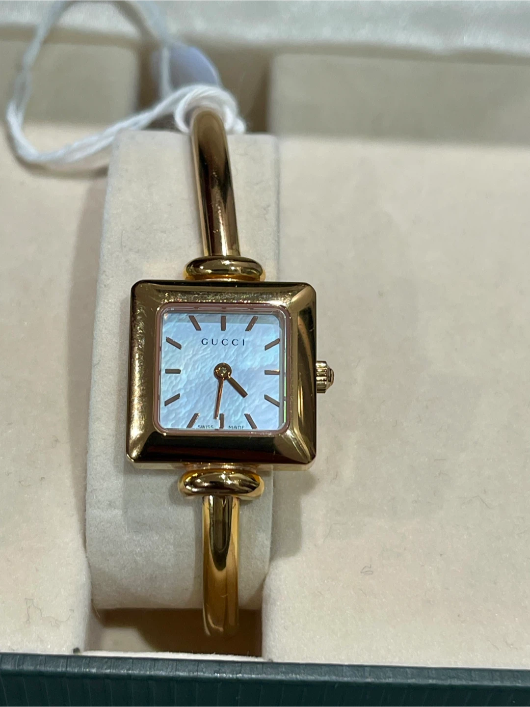 Gucci 1900 L Swiss Made Bangle Watch - Gold Tone
