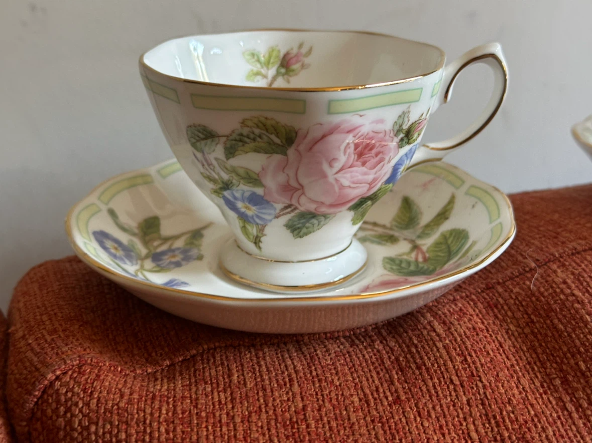 Royal Albert Roses cups and saucers - photo 2