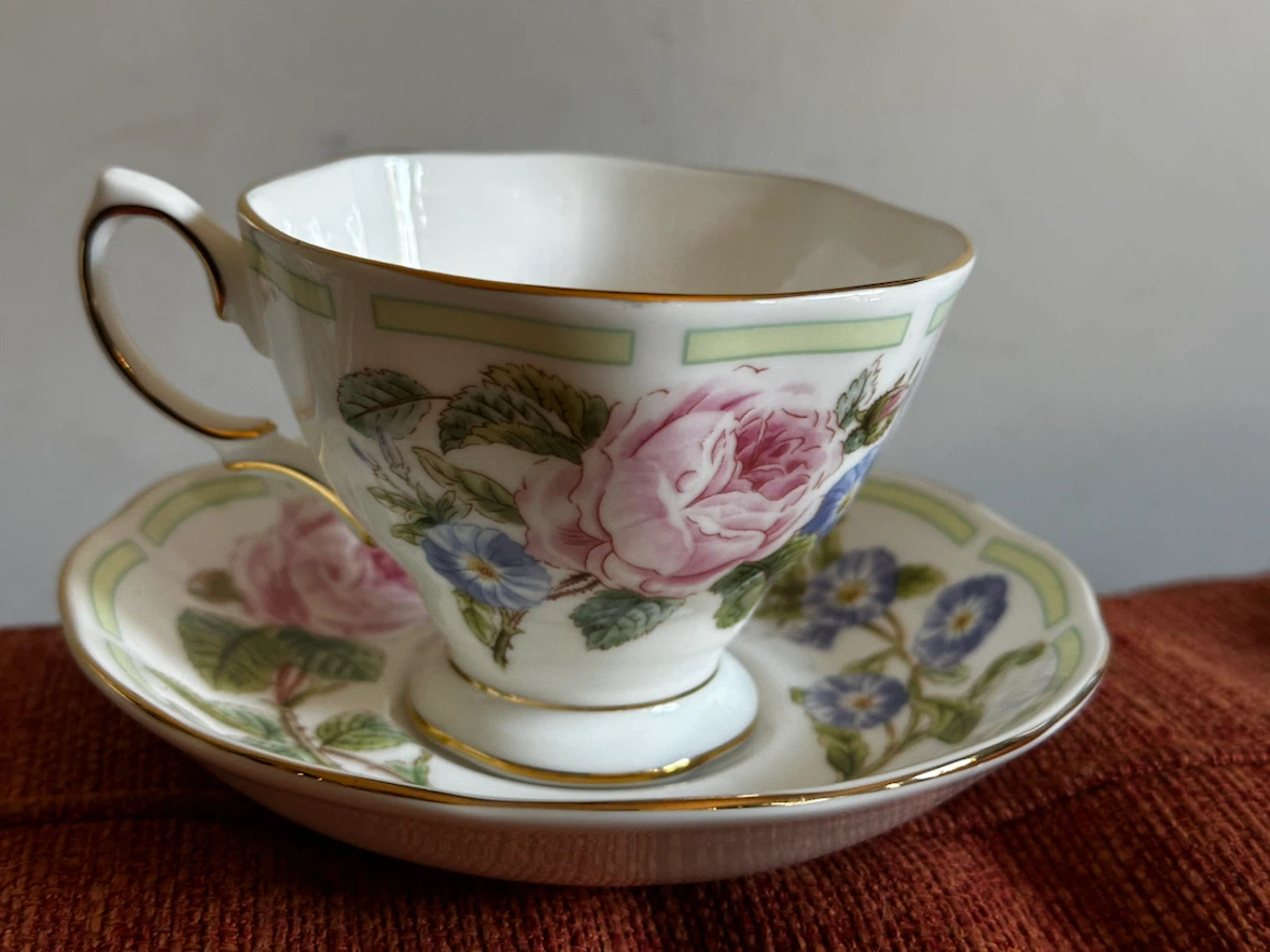 Royal Albert Roses cups and saucers - photo 3