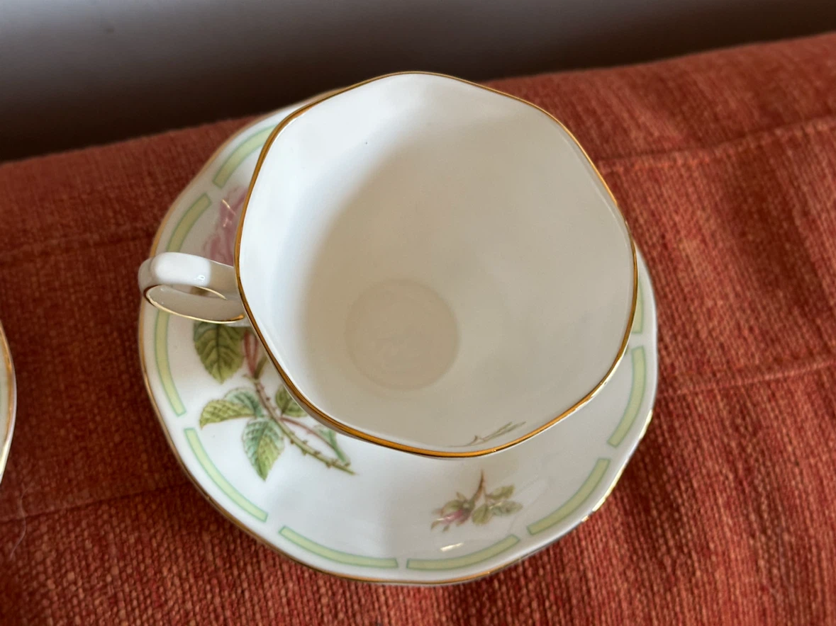Royal Albert Roses cups and saucers - photo 4
