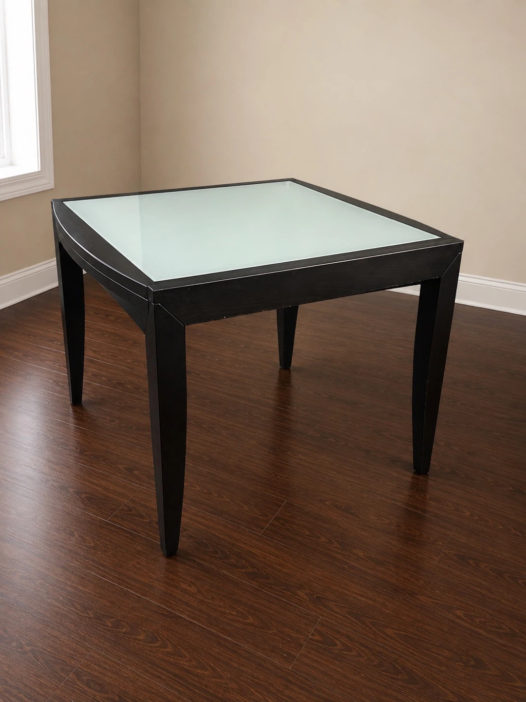 GIFTING - A dining table for 4 extendable to 6