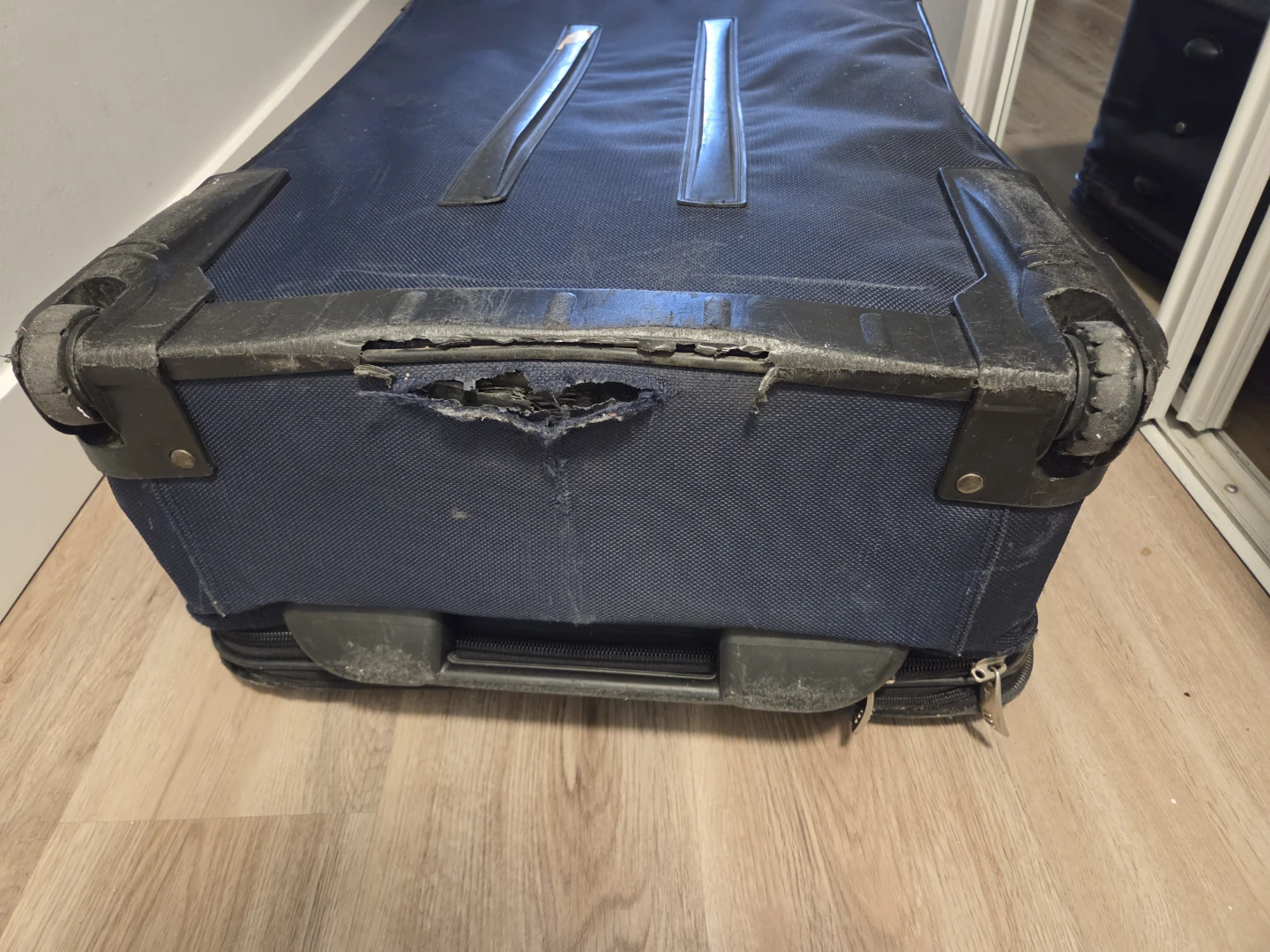 Ricardo Black Rolling Suitcase - photo 5