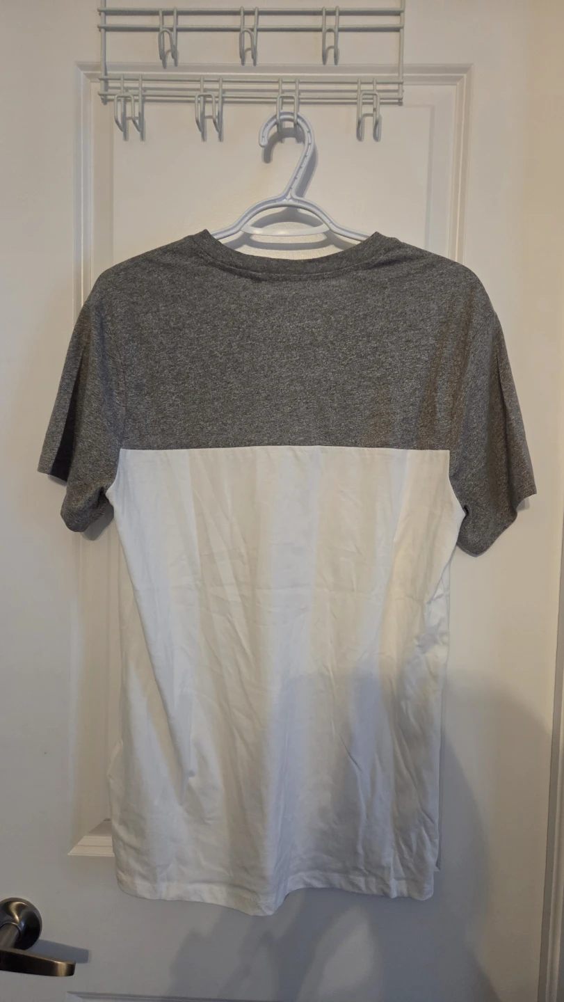 Guess Men's Colour Block V-Neck T-Shirt - photo 3